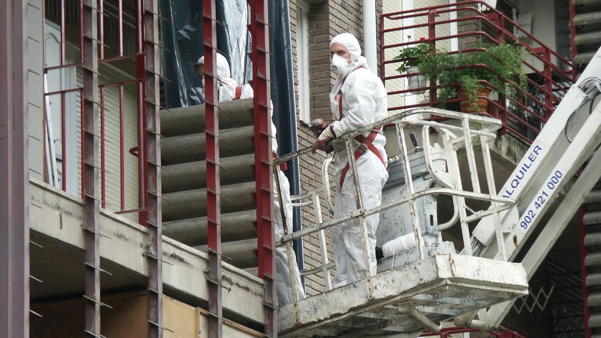 Retirada de placas de fibrocemento en un inmueble de Beasain