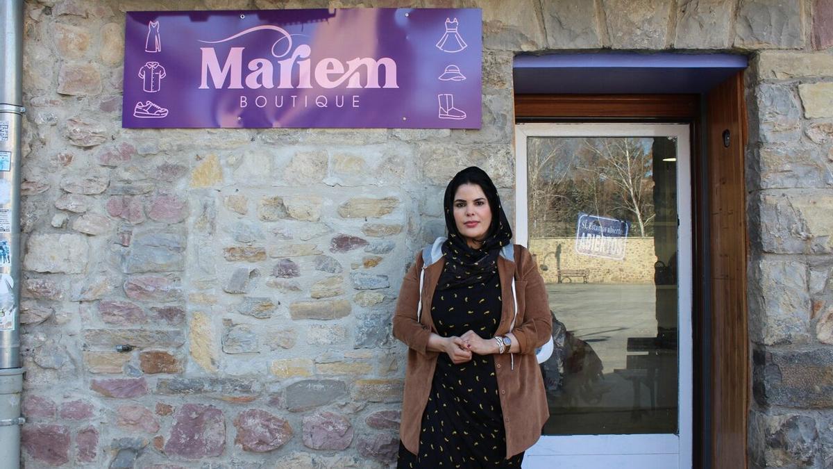 Mariem Merjji Burhi abre la puerta de su establecimiento a diario, en horario de mañana y tarde, en la céntrica plaza de la Baja Navarra de Aoiz.