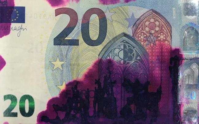 Un billete de 20 euros manchado con tinta de seguridad.