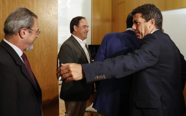 El líder del PP en Valencia, Carlos Mazón, junto a Carlos Flores (Vox), condenado por violencia machista.