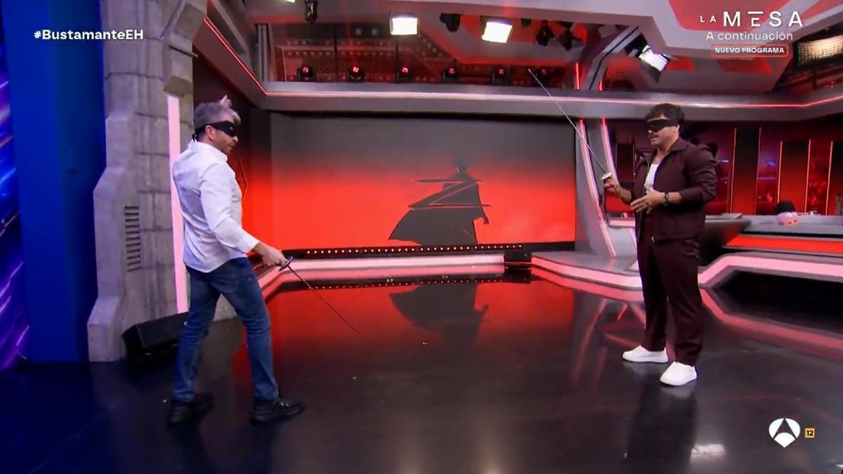 Bustamante también mostró sus recién adquiridas habilidades con la espada.