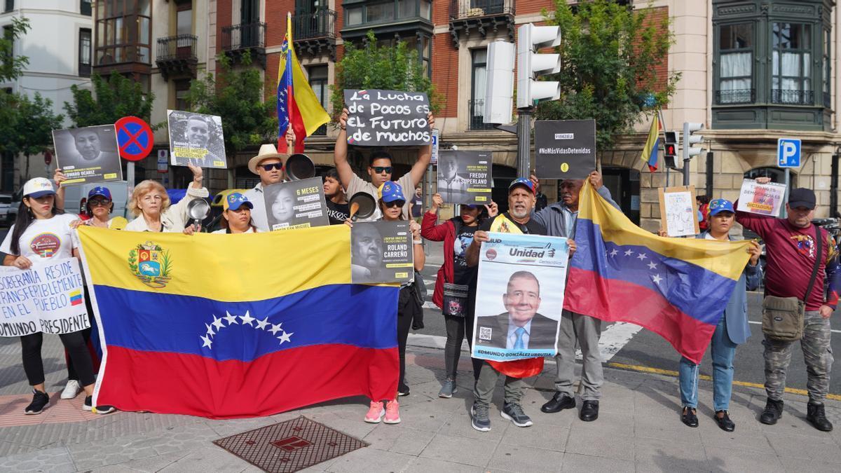 Cacerolada por los dos vascos detenidos en Venezuela celebrada el miércoles en Bilbao.