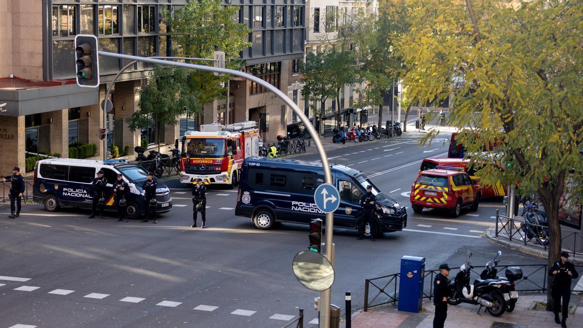 Cordón policial ante la embajada de EE.UU. en Madrid tras la detección de la carta bomba.