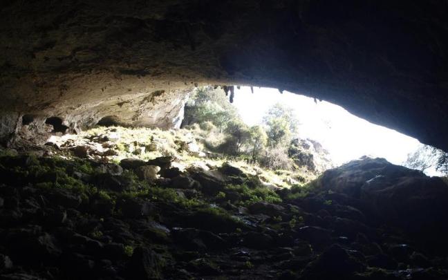 Entrada de la cueva de Baltzola vista desde el interior
