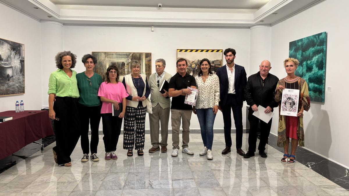 Algunas de las personas premiadas, junto a Salinas, Aranzasti y Elbusto y a la delegada de Cultura, Nuria Alzaga.