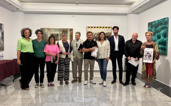 Algunas de las personas premiadas, junto a Salinas, Aranzasti y Elbusto y a la delegada de Cultura, Nuria Alzaga.