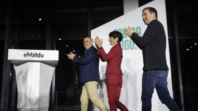 El coordinador general de EH Bildu, Arnaldo Otegi (d), junto a los candidatos a la diputación de Gipuzkoa y a la alcaldía de San Sebastián, Maddalen Iriarte y Juan Karlos Izagirre.