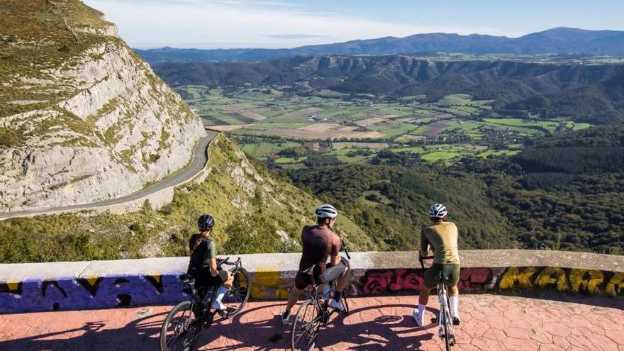 Ciclistas observando la comarca de Aiaraldea desde el puerto de Orduña