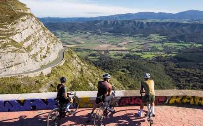 Ciclistas observando la comarca de Aiaraldea desde el puerto de Orduña