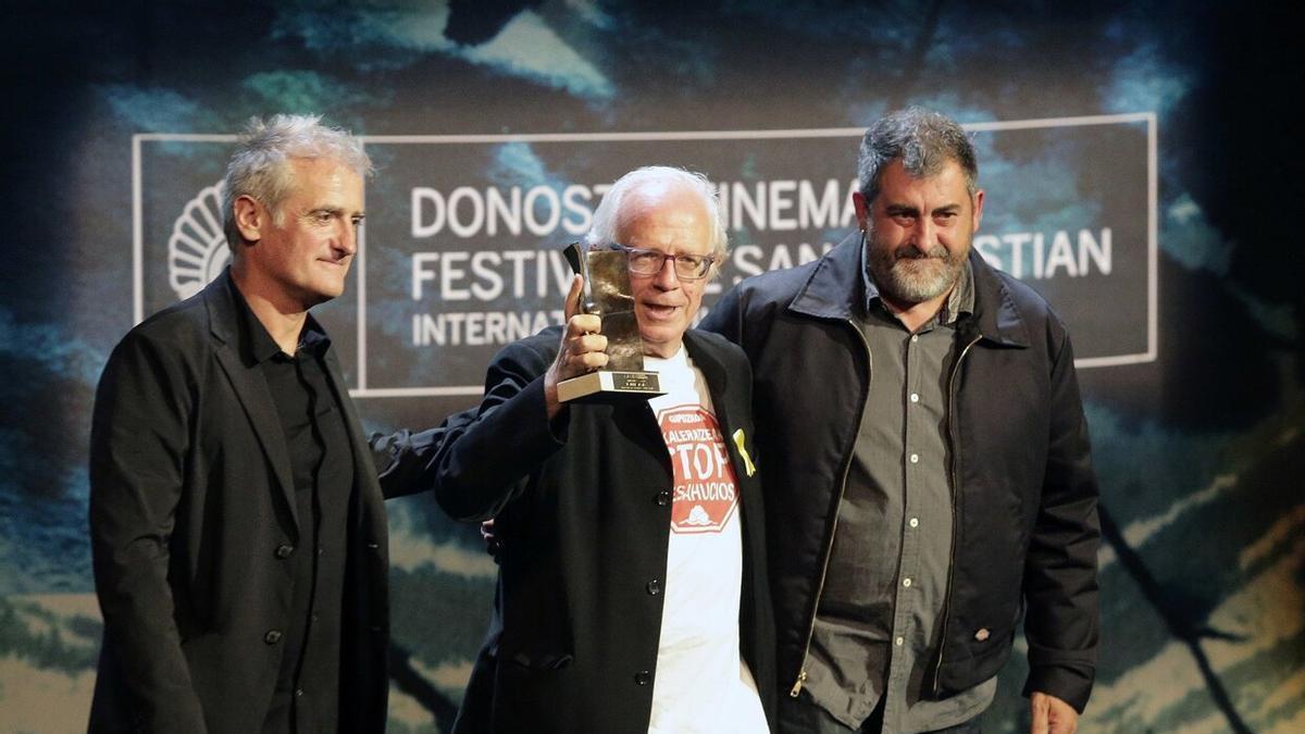 El productor Txepe Lara recibiendo el premio Zinemira en el Festival Internacional de Cine de San Sebastián en reconocimiento de su trayectoria.