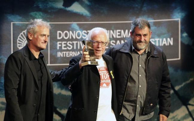 El productor Txepe Lara recibiendo el premio Zinemira en el Festival Internacional de Cine de San Sebastián en reconocimiento de su trayectoria.