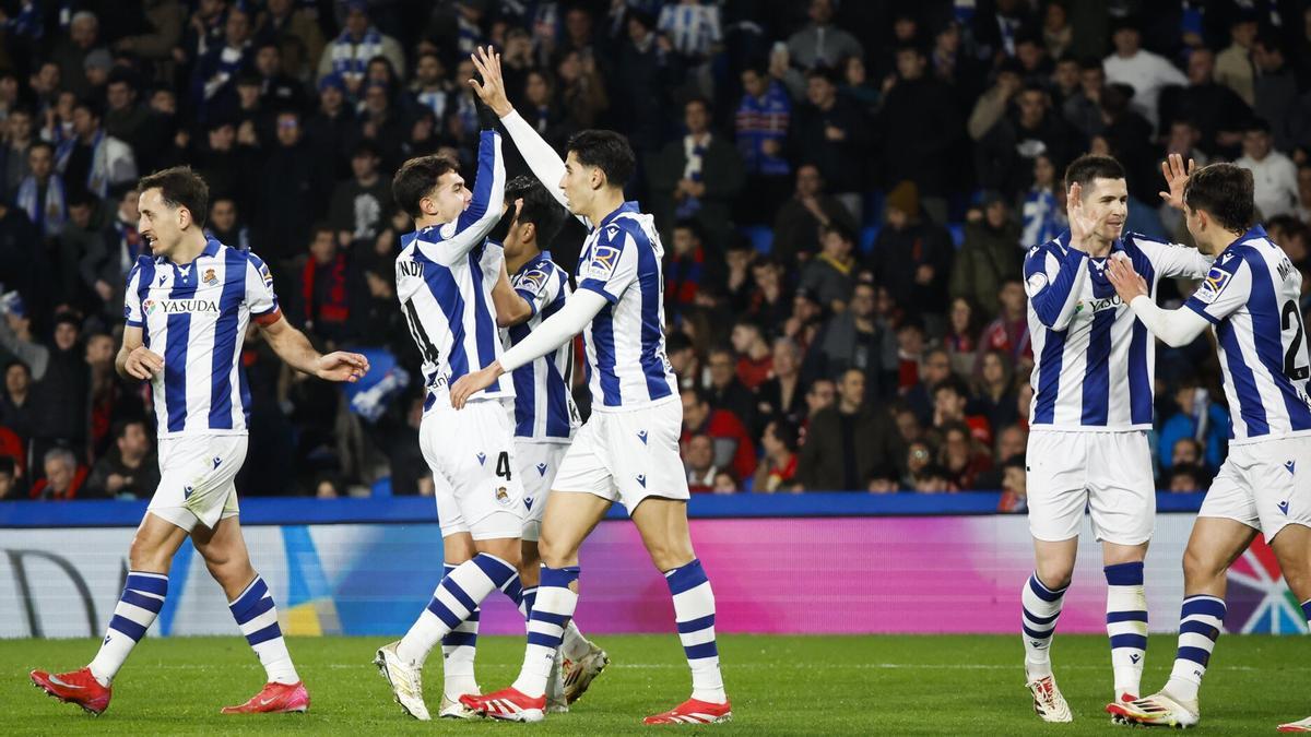 Los jugadores realistas celebran uno de los goles logrados ante Osasuna. / JAVIER ETXEZARRETA