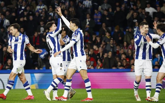 Los jugadores realistas celebran uno de los goles logrados ante Osasuna. / JAVIER ETXEZARRETA