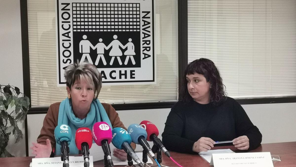 La Asociación de Consumidores de Navarra Irache presenta en rueda de prensa la memoria del año 2022. En la imagen, Susana Arizcun y la asesora jurídica Arantxa Jiménez.