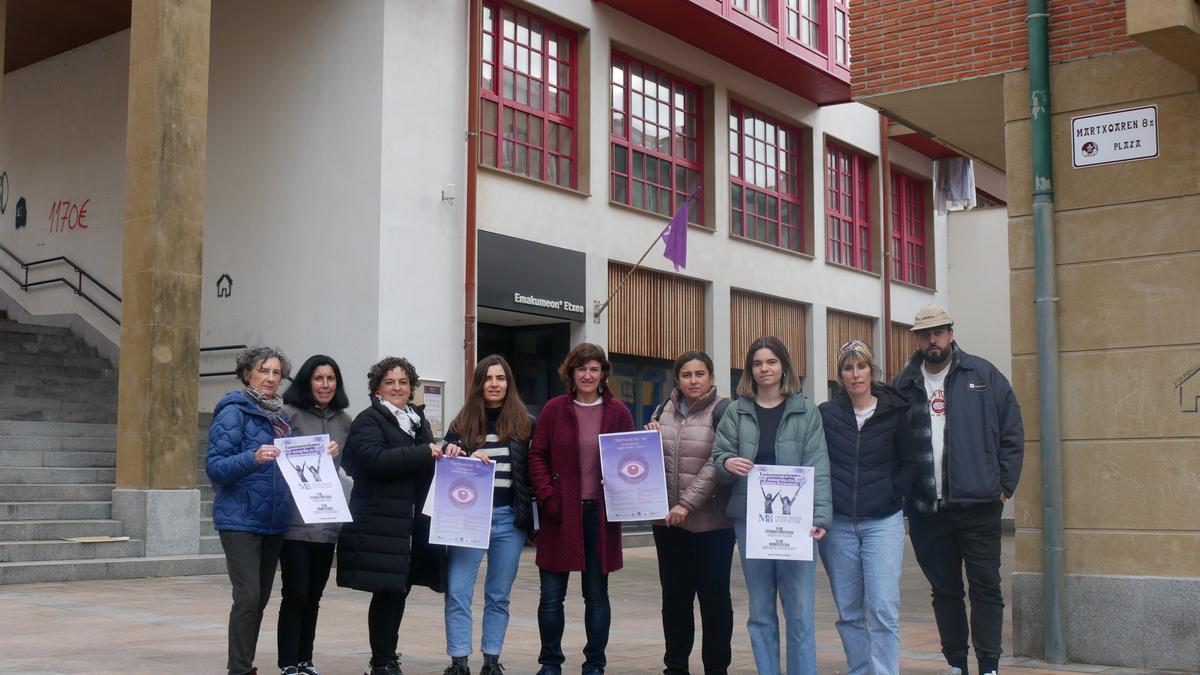 Presentación del programa del 8M de Zumaia en el exterior de la Emakumeen Etxea.