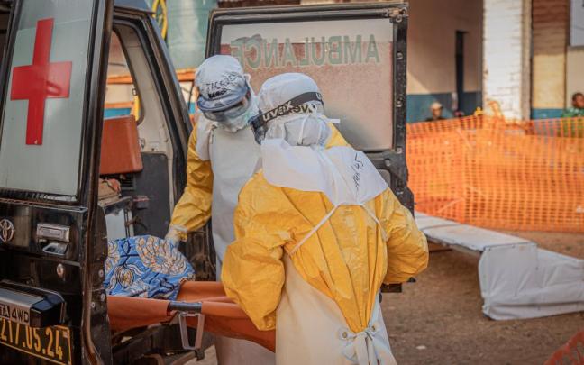 El actual brote tan solo está por detrás del que golpeó a África Occidental entre 2014 y 2016, que dejó unos 11.000 muertos y 28.000 contagios; y otro que afectó al este congoleño entre 2018 y 2020 y que causó 2.299