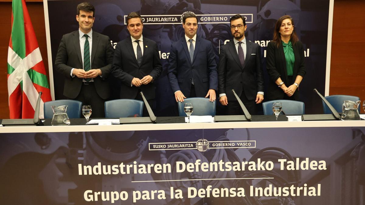 El lehendakari Imanol Pradales ha presidido el acto de constitución del Grupo para la Defensa Industrial junto al consejero Mikel Jauregi en el Kursaal de Donostia.