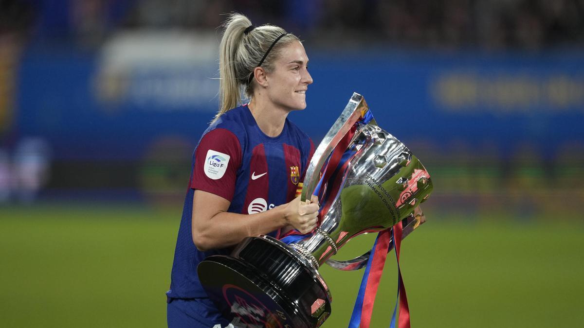 La capitana del FC Barcelona Alexia Putellas recibe la Copa de la Liga Femenina.