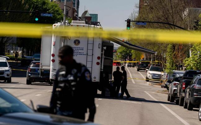 Policías, cerca del edificio en el que ocurrió el tiroteo.