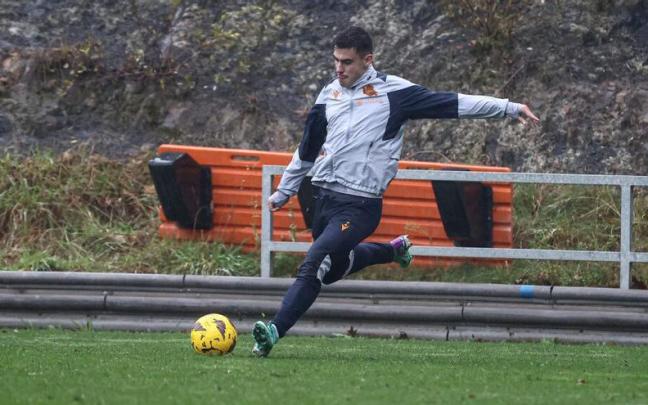 Ander Barrenetxea golpea el balón en el entrenamiento de ayer. / R. S.