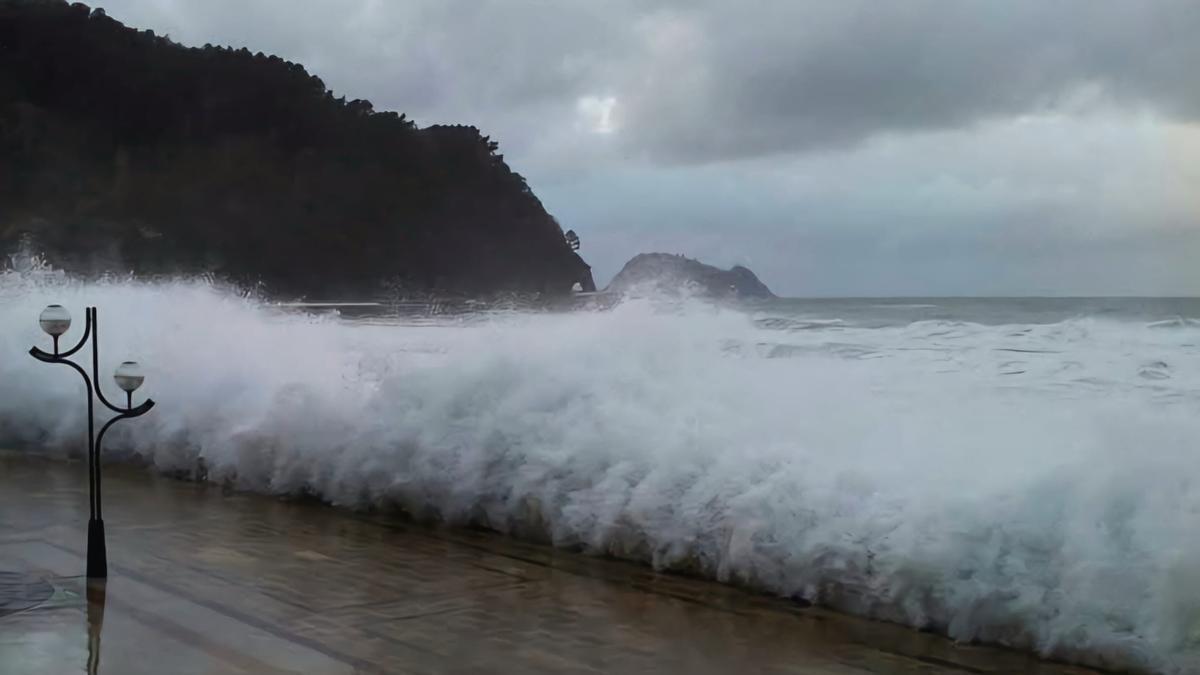 Ola entrando al Malecón de Zarautz durante una fuerte marejada.