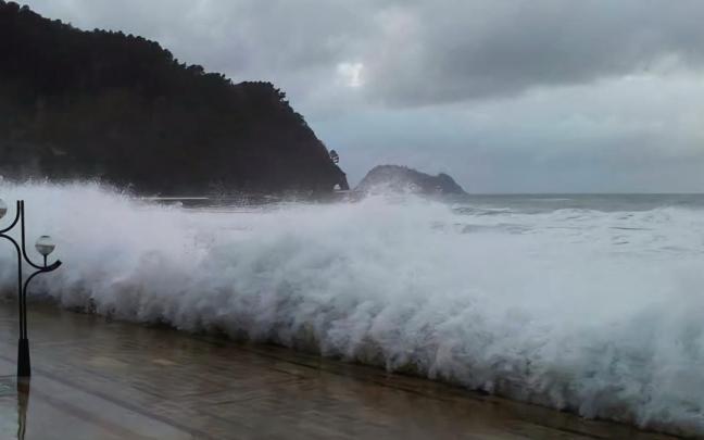 Ola entrando al Malecón de Zarautz durante una fuerte marejada.