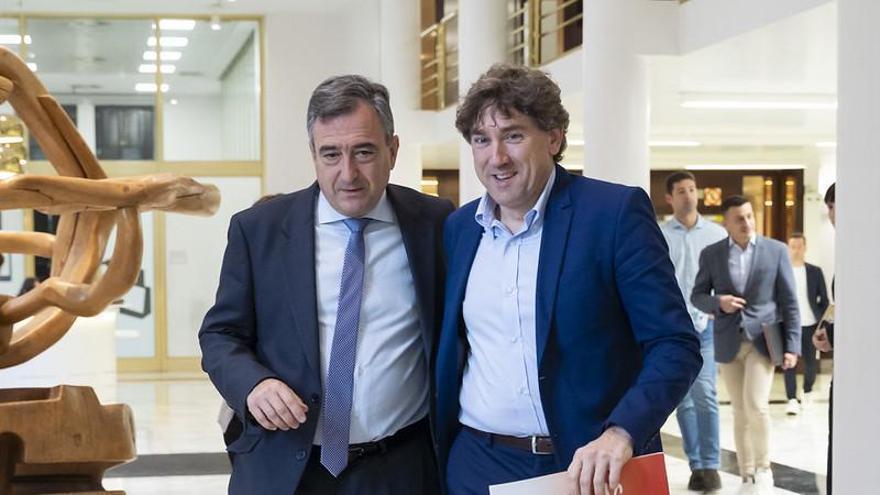 El presidente del EBB del PNV, Aitor Esteban, con el secretario general del PSE, Eneko Andueza, en una imagen de archivo