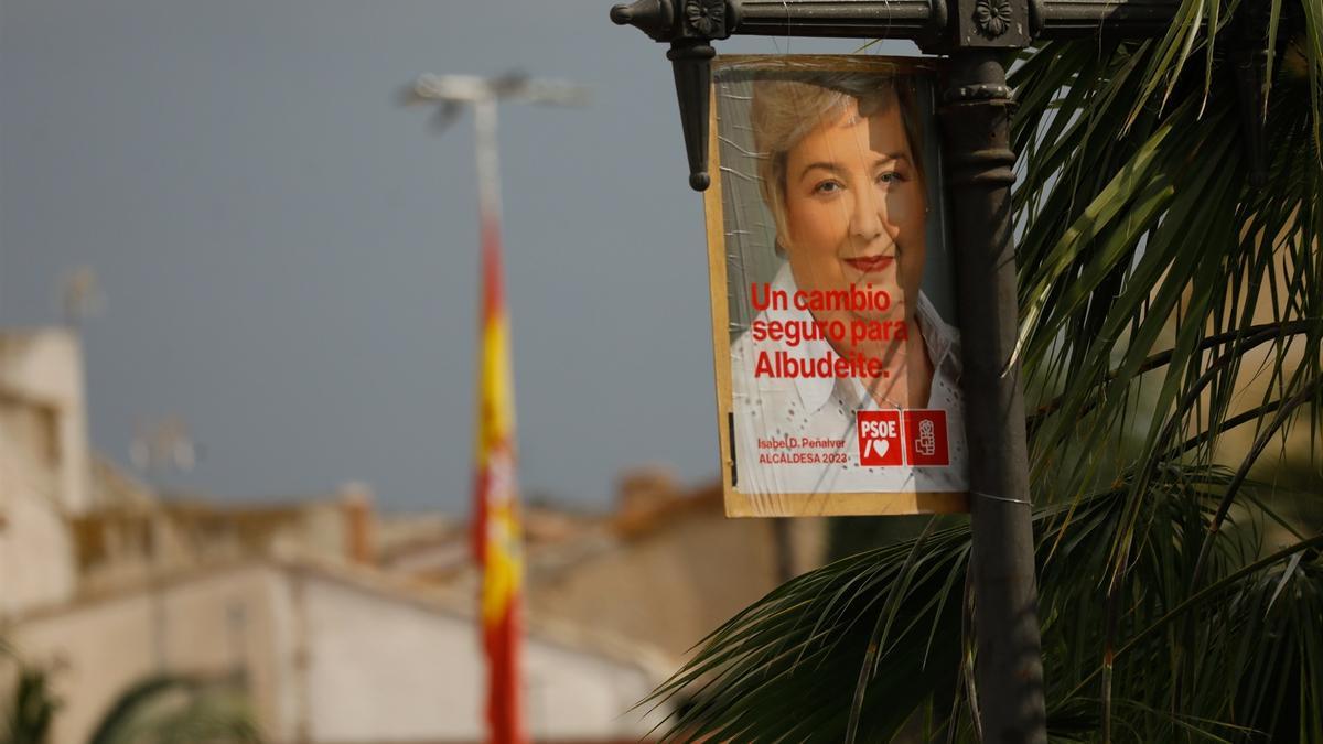 Un cartel electoral de la candidata del PSOE a la Alcaldía de Albudeite, Isabel de los Dolores Peñalver.