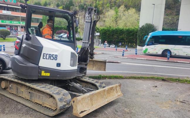Operarios, trabajando esta semana en las obras para la mejora de la seguridad de los peatones en el bario de Arriaga-San Antolín