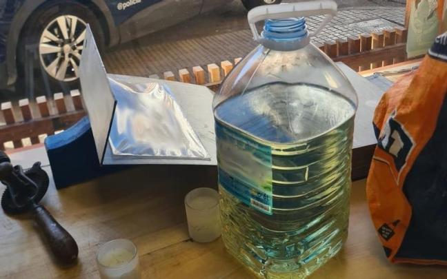 Botella con la gasolina empleada para rociar el local.