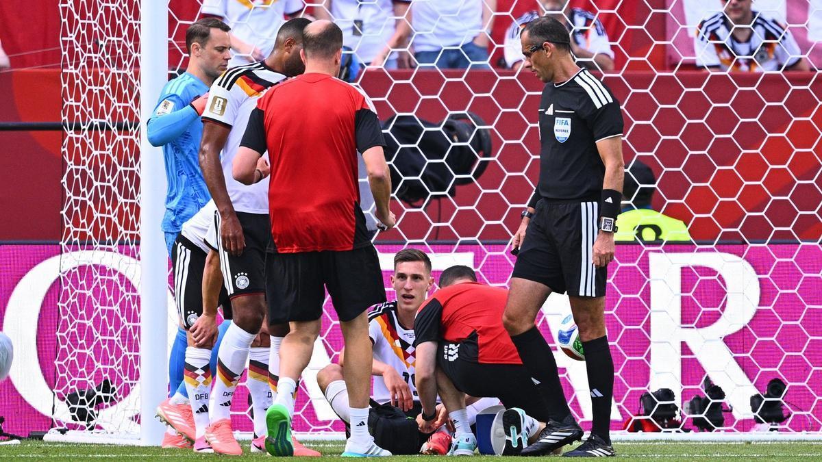 Nico Schlotterbeck es atendido durante el partido entre Alemania y Senegal.