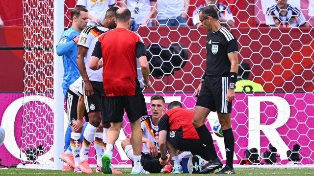 Nico Schlotterbeck es atendido durante el partido entre Alemania y Senegal.