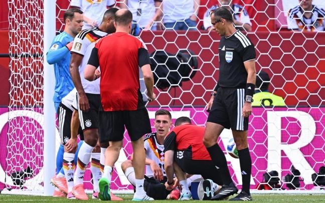 Nico Schlotterbeck es atendido durante el partido entre Alemania y Senegal.