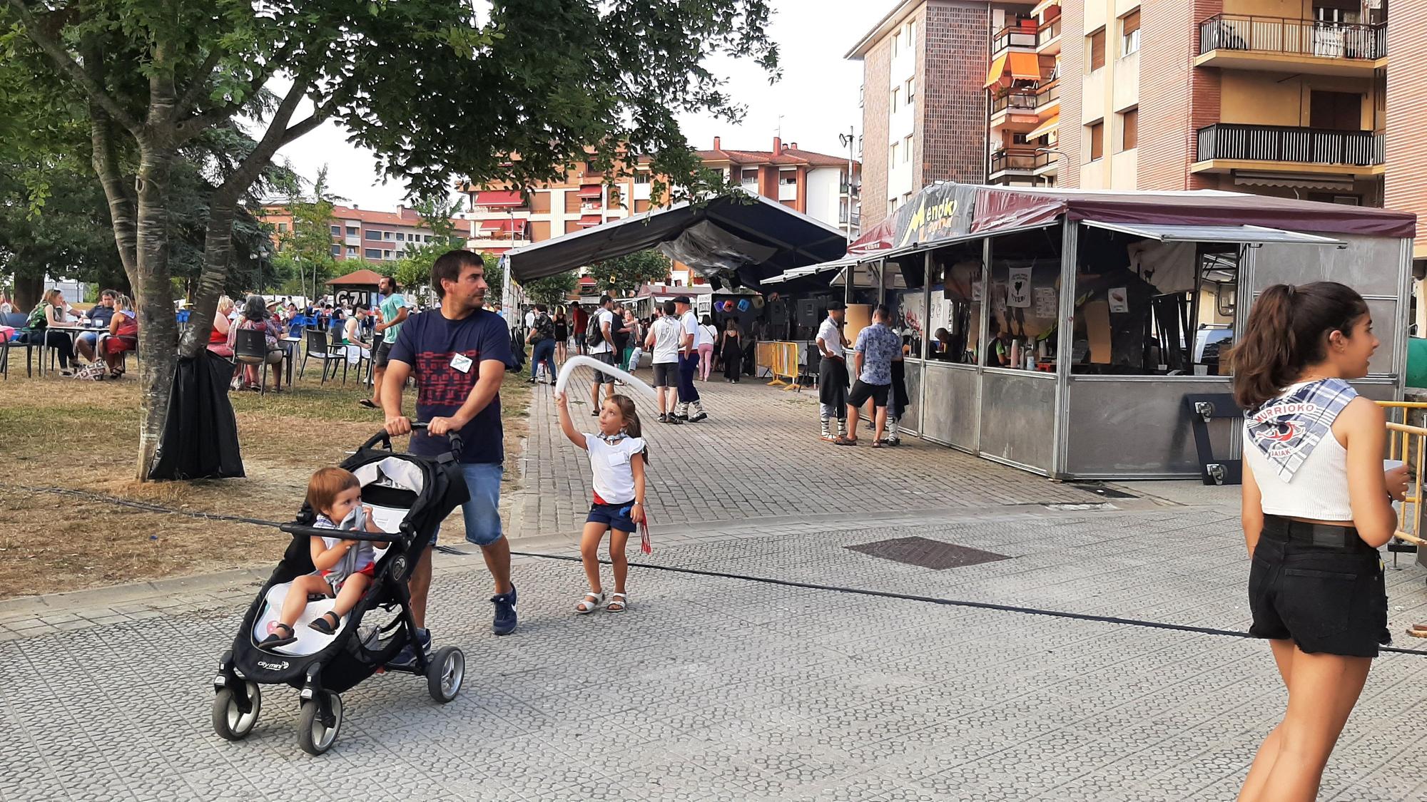 Ambiente familiar en el txosnagune del parque en fiestas de Amurrio