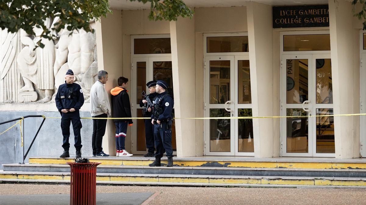 Policías frente al instituto Gambetta-Carnot de Arrás.