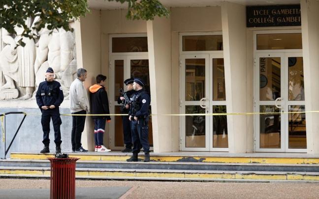 Policías frente al instituto Gambetta-Carnot de Arrás.