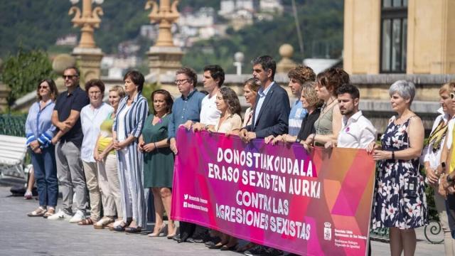 Concentración contra una agresión sexual anterior en el Ayuntamiento de Donostia. Foto: Rubén Plaza