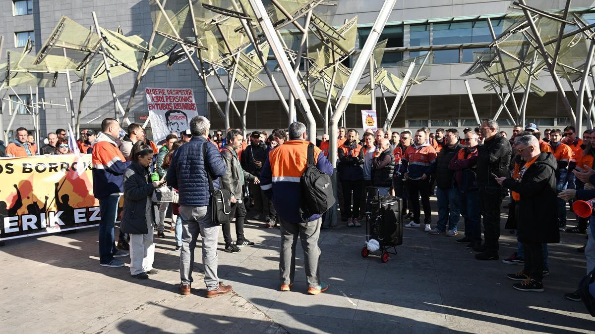 Trabajadores de Tubos Reunidos, ante el Euskalduna.