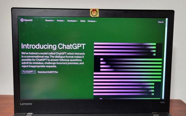 Fotografía de archivo de un ordenador con la portada de ChatGPT.