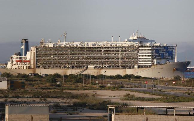 El buque con ganado atracado en el muelle de San Roque.