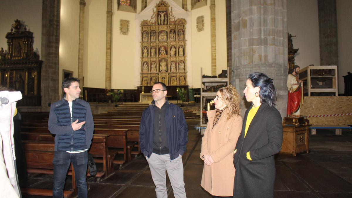 Visita este miércoles a la parroquia de San Pedro por autoridades y profesionales que se encargan de los trabajos de conservación del retablo.