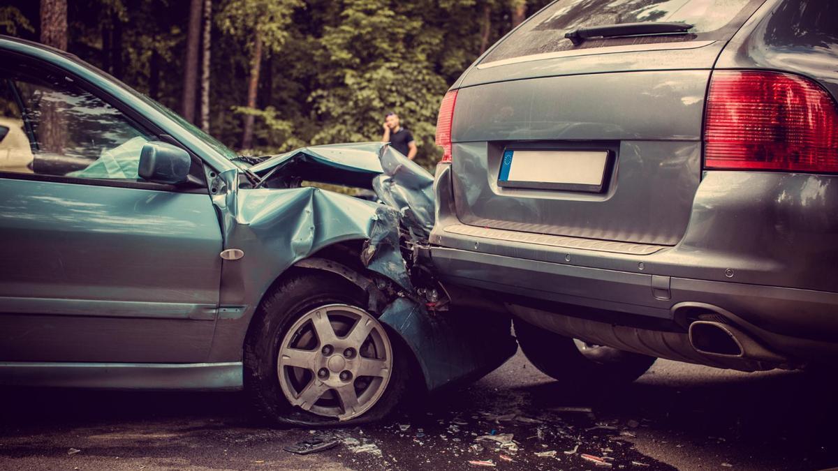 Dos coches implicados en un accidente.