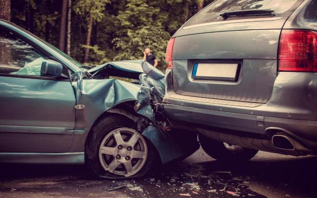 Dos coches implicados en un accidente.