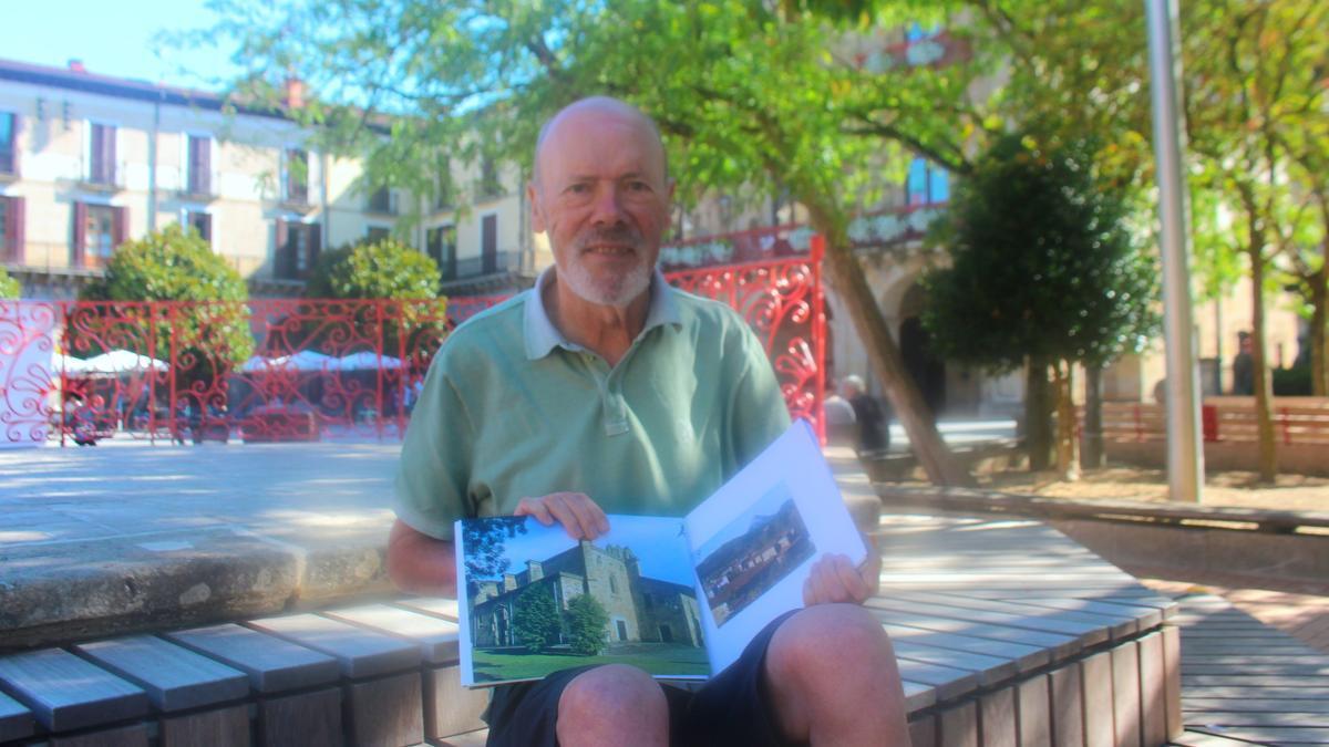 Mendiola muestra el libro que reúne imágenes de Oñati captadas con mimo a lo largo de su andadura.