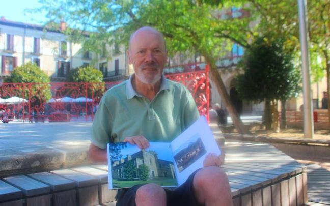 Mendiola muestra el libro que reúne imágenes de Oñati captadas con mimo a lo largo de su andadura.