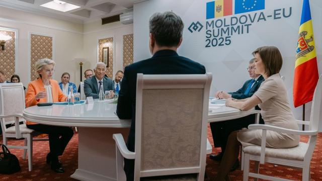La presidenta de la Comisión, Ursula von der Leyen, junto al presidente del Consejo, Antonio Costa, y la presidenta moldava, Maia Sandu, en una cumbre en Chisinau.