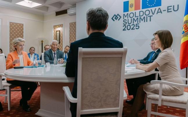 La presidenta de la Comisión, Ursula von der Leyen, junto al presidente del Consejo, Antonio Costa, y la presidenta moldava, Maia Sandu, en una cumbre en Chisinau.