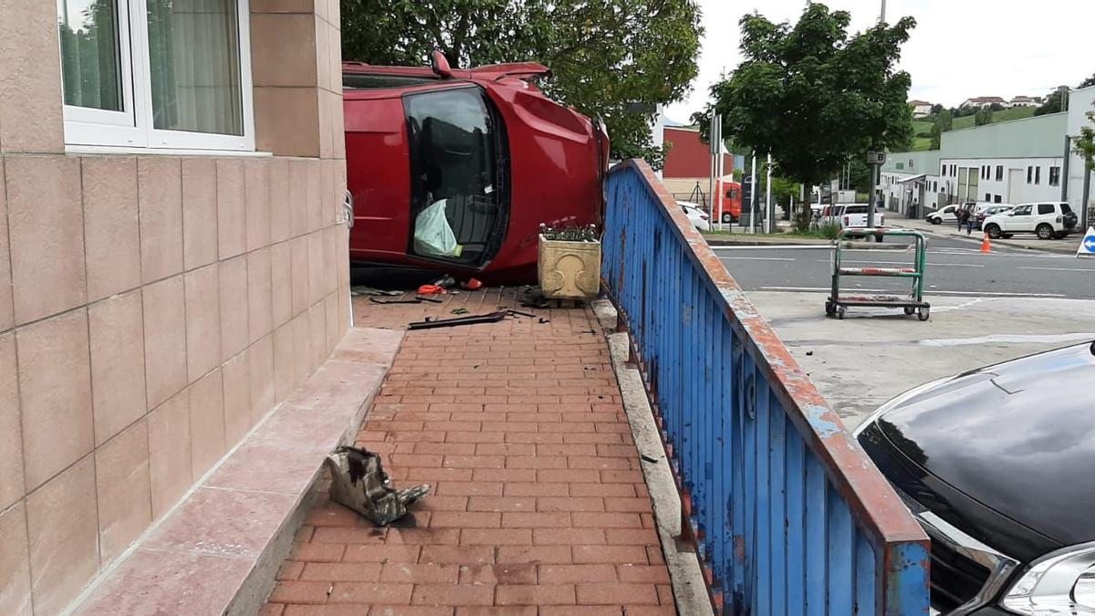 Otra imagen del vehículo volcado en la terraza del restaurante de Irurtzun Otra imagen del vehículo volcado en la terraza del restaurante de Irurtzun
