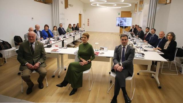 El lehendakari, Imanol Pradales, la presidenta de Navarra, María Chivite, y el presidente del Consejo Regional de Nueva Aquitania, Alain Rousset en una reunión anual de este organismo transfronterizo.