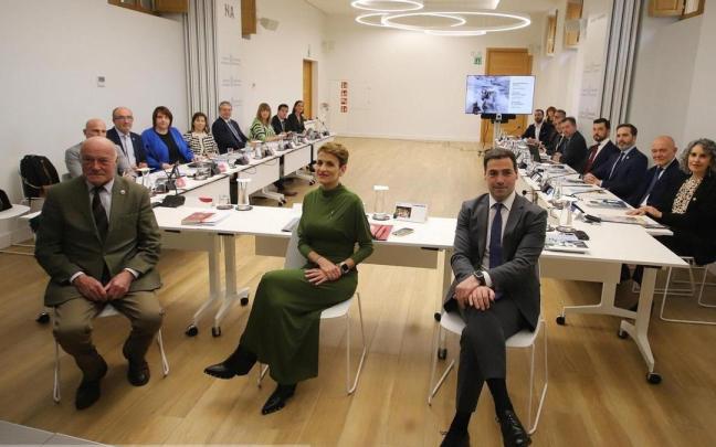 El lehendakari, Imanol Pradales, la presidenta de Navarra, María Chivite, y el presidente del Consejo Regional de Nueva Aquitania, Alain Rousset en una reunión anual de este organismo transfronterizo.